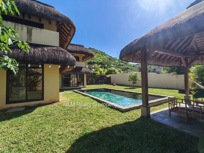 À vendre à Rivière Noire, Île Maurice – Charmante villa balinaise avec piscine, proche nature et commodités