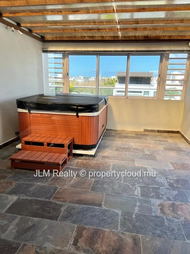 Duplex moderne avec rooftop et jacuzzi à louer à Mont Choisy, Île Maurice