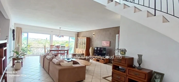 Belle Villa avec Vue Lac à Vendre à Grand Baie, Île Maurice