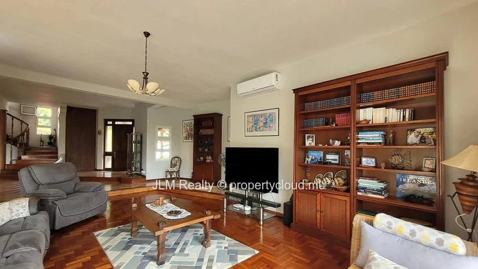 ??For Sale – Charming Villa with Sea View in Tamarin, Île Maurice