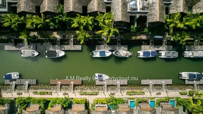 À vendre, magnifique duplex pieds dans l'eau situé dans la seule marina résidentielle de l'Île Maurice, à Rivière Noire
