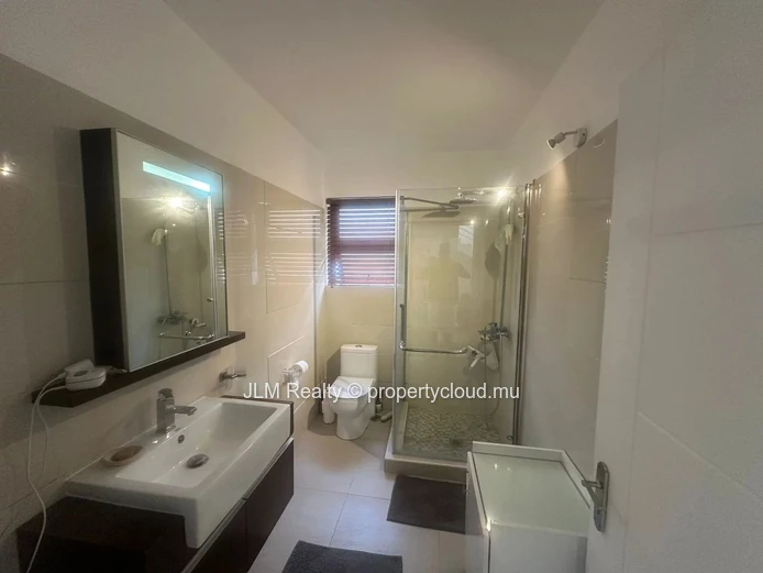 Penthouse en duplex à vendre à Rivière Noire, à quelques pas de la plage de La Preneuse – Île Maurice