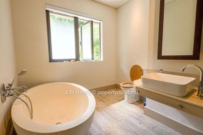 À vendre, magnifique duplex pieds dans l'eau situé dans la seule marina résidentielle de l'Île Maurice, à Rivière Noire