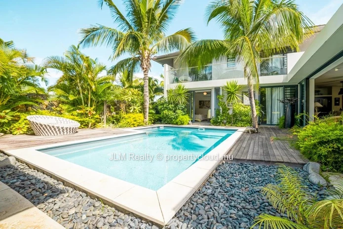 Très belle villa à vendre dans une résidence sécurisée à pied des commodités et de la plage à Rivière Noire, Île Maurice