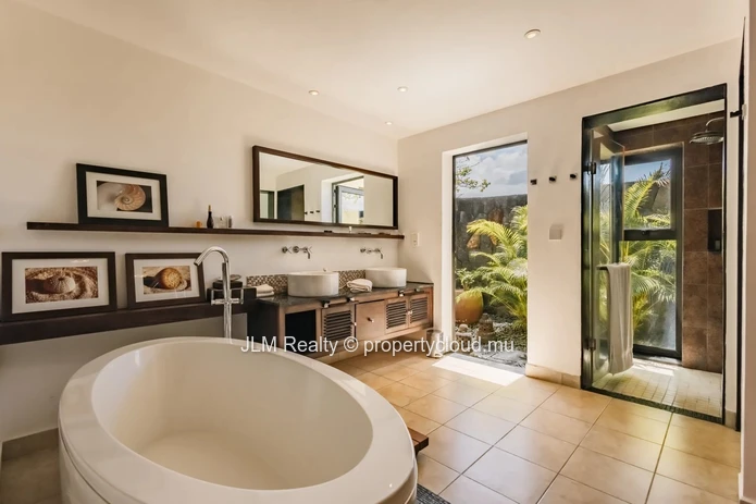Villa d’Exception avec Piscine et Jardin Tropical à Vendre dans un Domaine prisé à Bel Ombre, Île Maurice