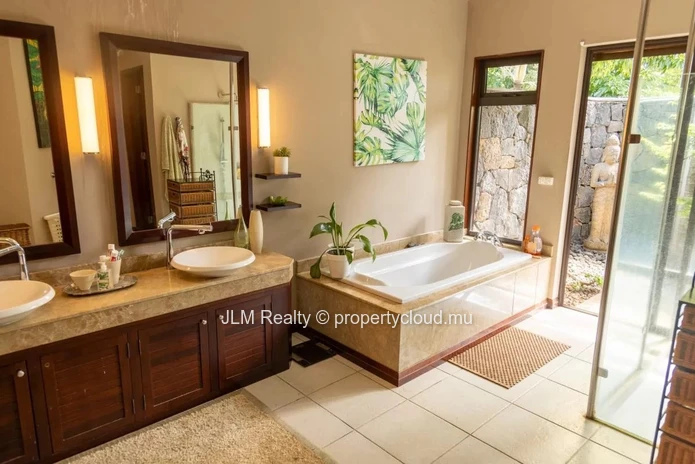 Elegant villa for sale in a golf estate in Tamarin, on the west coast of Mauritius