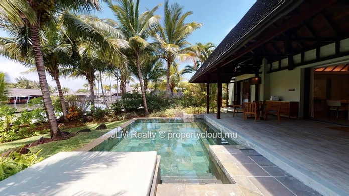 Luxueuse villa pieds dans l'eau à vendre à Beau Champ dans un domaine golfique sur la côte est de l’Île Maurice