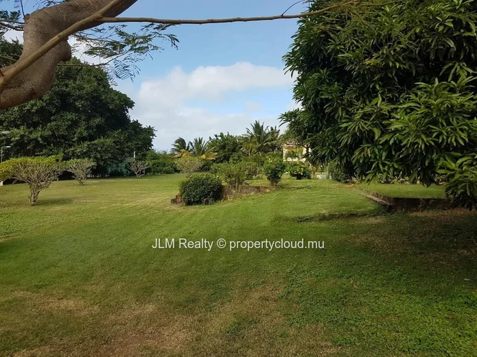 For sale: Seafront villa with walking access to the beach in Calodyne, Mauritius