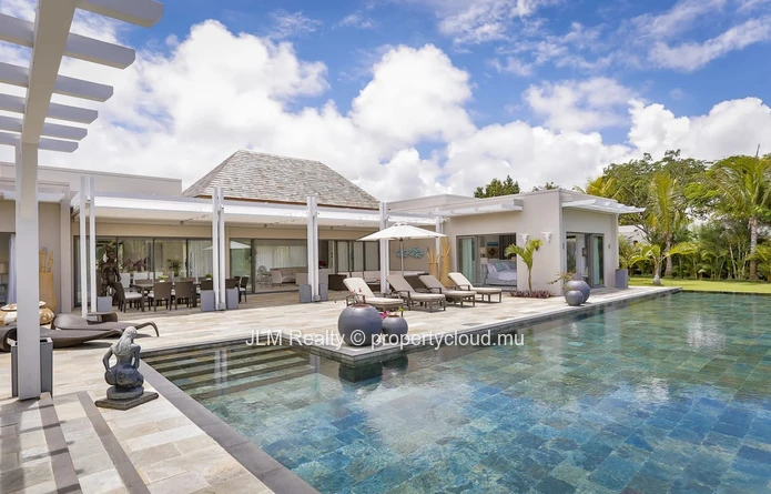 Luxueuse villa à vendre dans un domaine golfique sur la côte est de l’Île Maurice