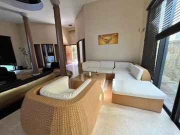 6 Bedroom Villa