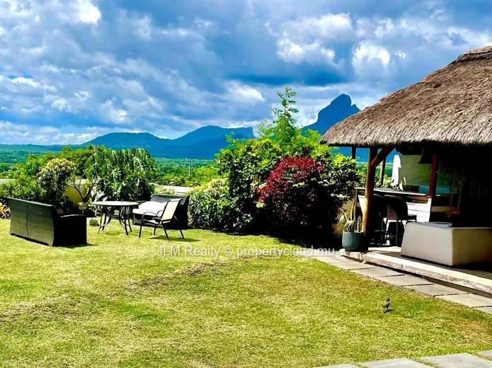Charming villa with panoramic views of the ocean and mountains for rent in Tamarin, Mauritius
