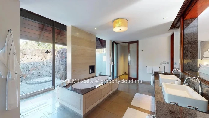 Luxueuse villa pieds dans l'eau à vendre à Beau Champ dans un domaine golfique sur la côte est de l’Île Maurice