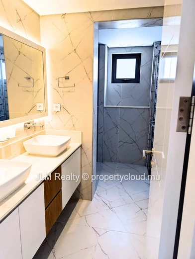 Penthouse avec rooftop privatif et piscine à vendre à Pointe aux Canonniers, Île Maurice