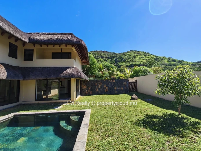 À vendre à Rivière Noire, Île Maurice – Charmante villa balinaise avec piscine, proche nature et commodités