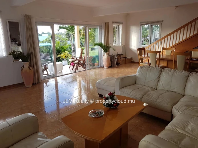 For sale: Seafront villa with walking access to the beach in Calodyne, Mauritius
