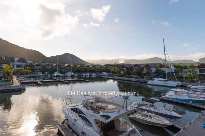 Duplex à vendre avec ponton privé dans la seule marina de l’Île Maurice, à Rivière Noire