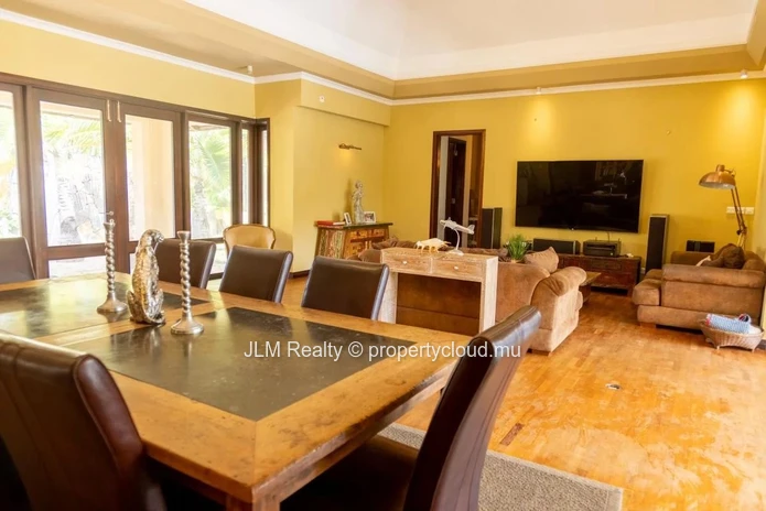 Elegant villa for sale in a golf estate in Tamarin, on the west coast of Mauritius