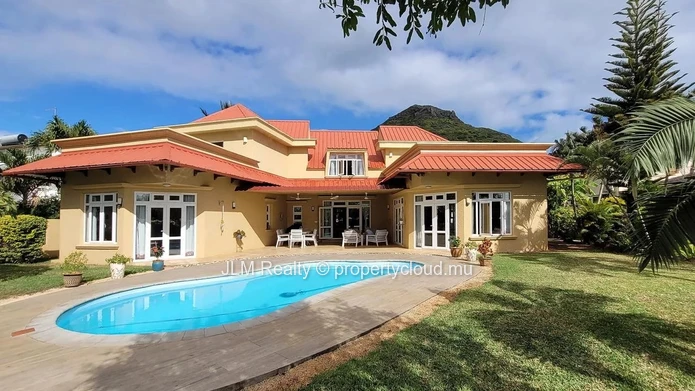 ??For Sale – Charming Villa with Sea View in Tamarin, Île Maurice