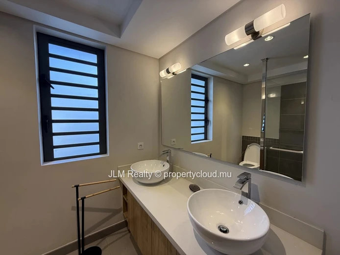 À vendre : Appartement contemporain au 1er étage de 3 chambres à Trou aux Biches, Île Maurice
