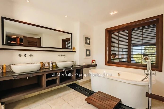Villa d’Exception avec Piscine et Jardin Tropical à Vendre dans un Domaine prisé à Bel Ombre, Île Maurice