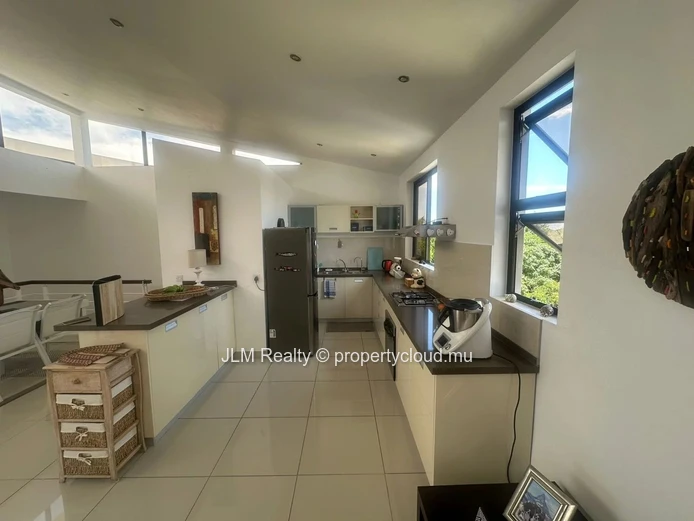 Penthouse en duplex à vendre à Rivière Noire, à quelques pas de la plage de La Preneuse – Île Maurice