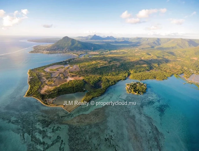 Villa bioclimatique de luxe à vendre au sein d’un domaine golfique à Rivière Noire, Île Maurice, avec accès à des pre...