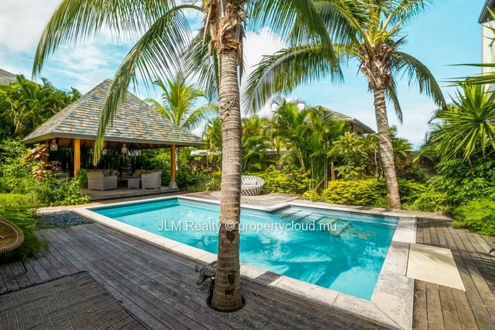 Très belle villa à vendre dans une résidence sécurisée à pied des commodités et de la plage à Rivière Noire, Île Maurice