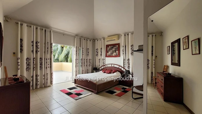 ??For Sale – Charming Villa with Sea View in Tamarin, Île Maurice