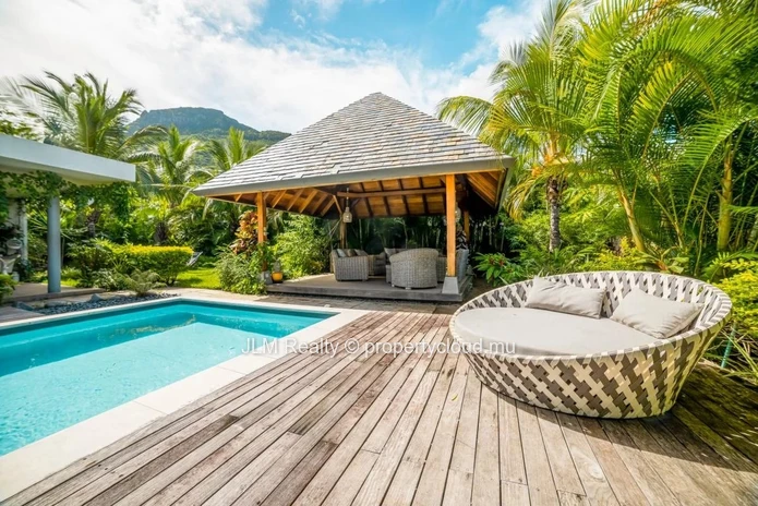 Très belle villa à vendre dans une résidence sécurisée à pied des commodités et de la plage à Rivière Noire, Île Maurice