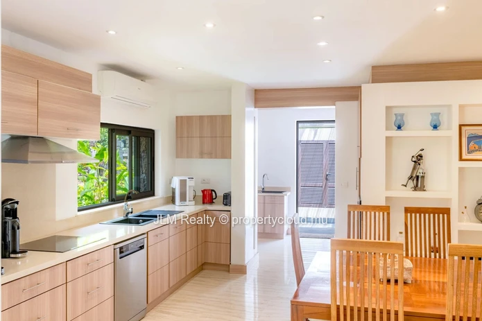 Villa d'Exception de 8 Chambres avec Vue Golf à Vendre sur la Côte Est de l'Île Maurice.