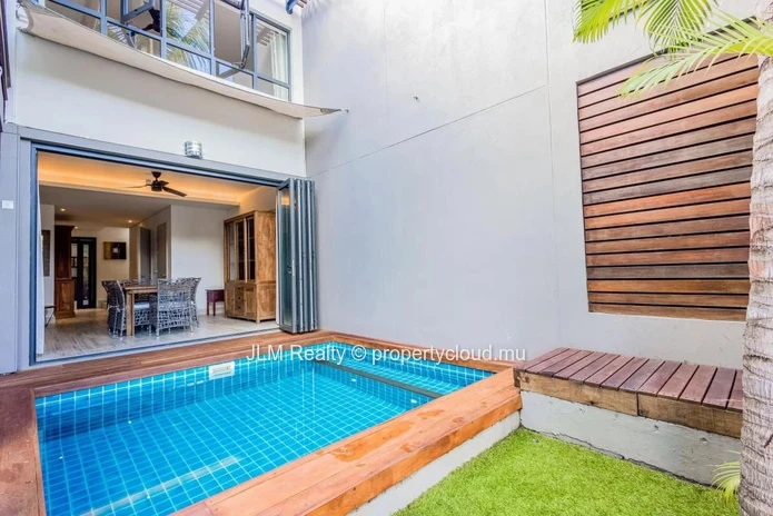À vendre, magnifique duplex pieds dans l'eau situé dans la seule marina résidentielle de l'Île Maurice, à Rivière Noire