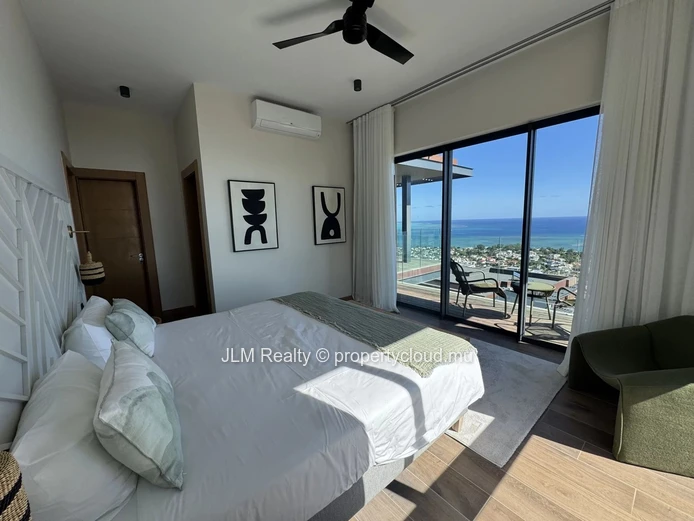 Villa de prestige avec vue panoramique sur la mer et le Morne à vendre à Rivière Noire, Île Maurice