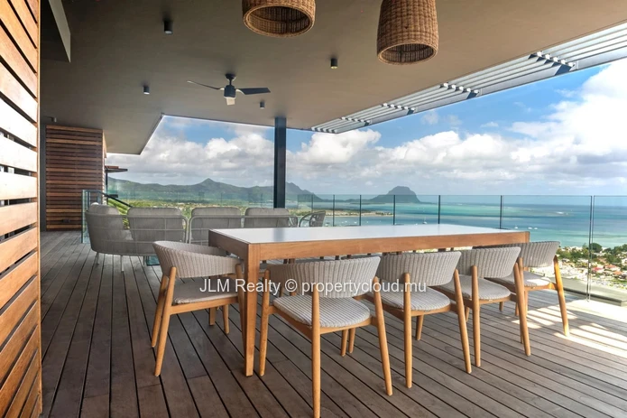 Villa de prestige avec vue panoramique sur la mer et le Morne à vendre à Rivière Noire, Île Maurice