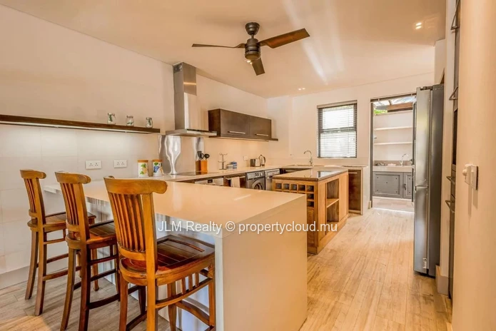 À vendre, magnifique duplex pieds dans l'eau situé dans la seule marina résidentielle de l'Île Maurice, à Rivière Noire