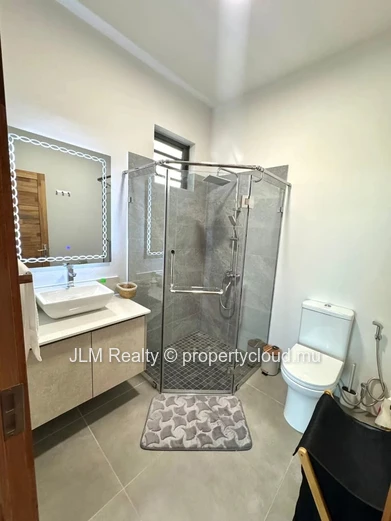 Appartement contemporain avec accès à piscine commune à louer à Cascavelle, Île Maurice, proche de toutes les commodités