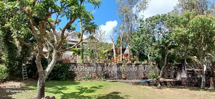 Belle Villa avec Vue Lac à Vendre à Grand Baie, Île Maurice