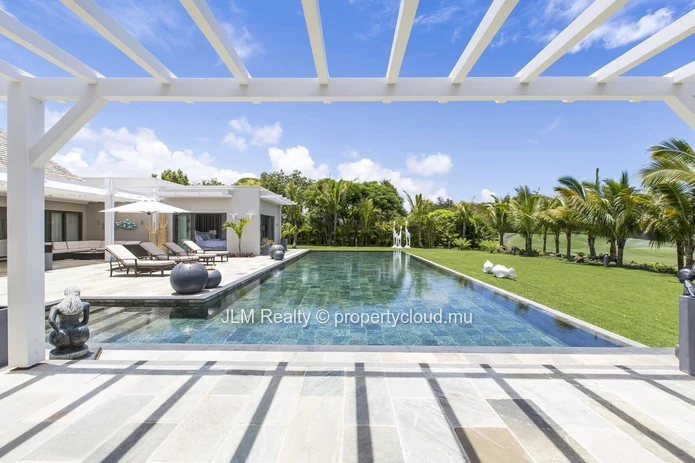 Luxueuse villa à vendre dans un domaine golfique sur la côte est de l’Île Maurice