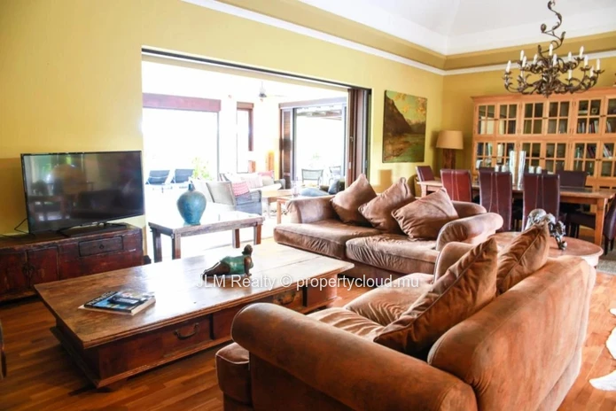Elegant villa for sale in a golf estate in Tamarin, on the west coast of Mauritius