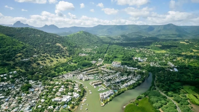 À vendre, magnifique duplex pieds dans l'eau situé dans la seule marina résidentielle de l'Île Maurice, à Rivière Noire