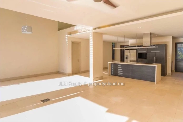 Duplex à vendre avec ponton privé dans la seule marina de l’Île Maurice, à Rivière Noire