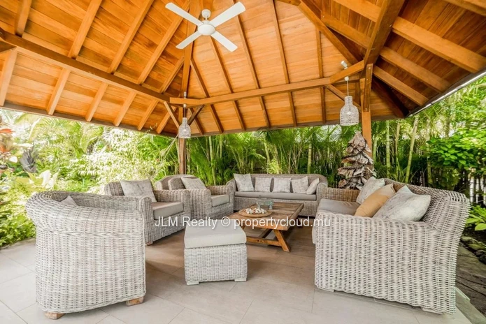 Très belle villa à vendre dans une résidence sécurisée à pied des commodités et de la plage à Rivière Noire, Île Maurice