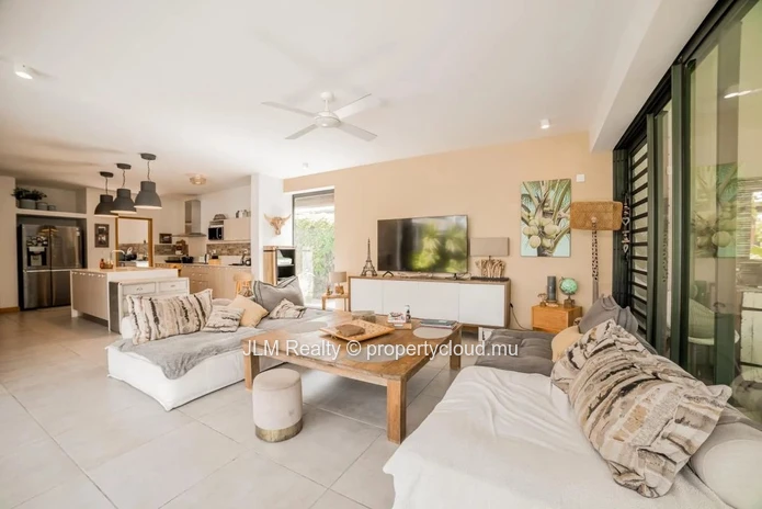Très belle villa à vendre dans une résidence sécurisée à pied des commodités et de la plage à Rivière Noire, Île Maurice