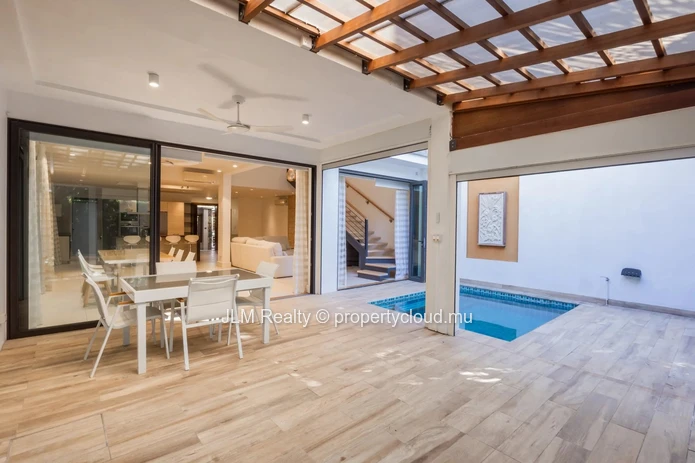 À Vendre à Rivière Noire – Duplex de Prestige dans la Seule Marina Résidentielle de l’Île Maurice