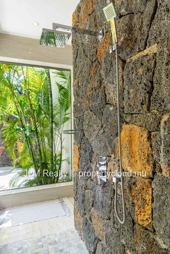 Villa d'Exception de 8 Chambres avec Vue Golf à Vendre sur la Côte Est de l'Île Maurice.