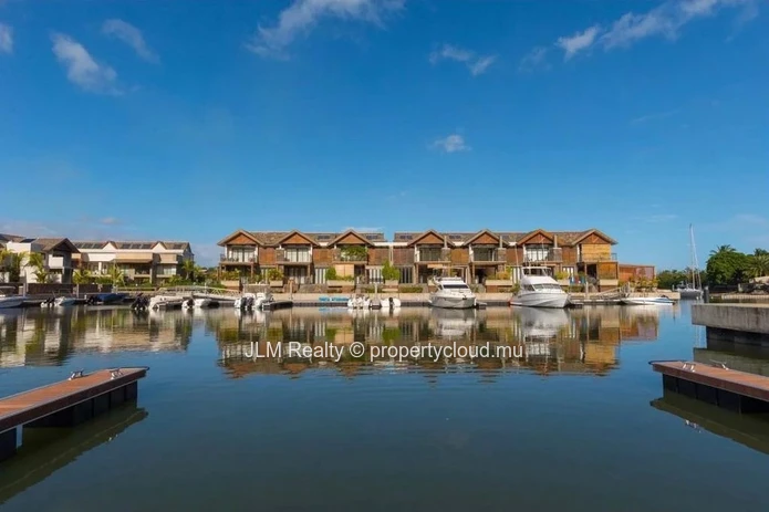 Duplex à vendre avec ponton privé dans la seule marina de l’Île Maurice, à Rivière Noire