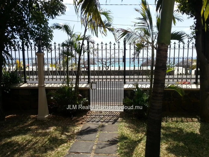 For Sale – Spacious Villa Facing the Beach in Flic en Flac, Mauritius