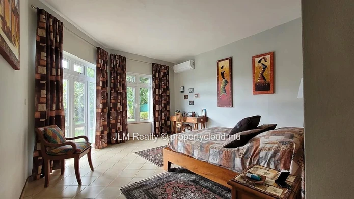 ??For Sale – Charming Villa with Sea View in Tamarin, Île Maurice