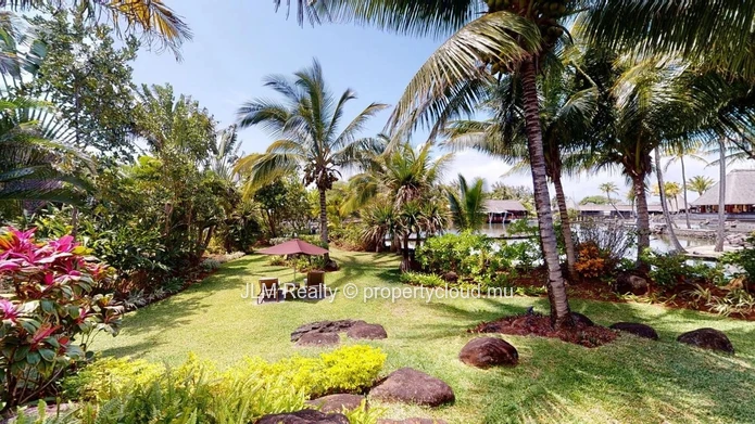 Luxueuse villa pieds dans l'eau à vendre à Beau Champ dans un domaine golfique sur la côte est de l’Île Maurice