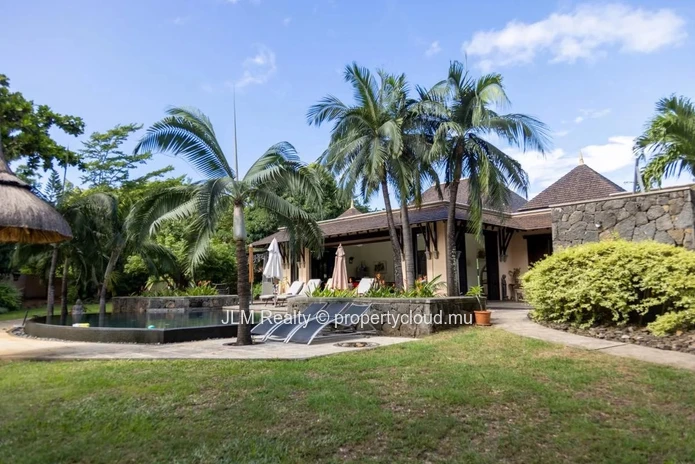 Elegant villa for sale in a golf estate in Tamarin, on the west coast of Mauritius