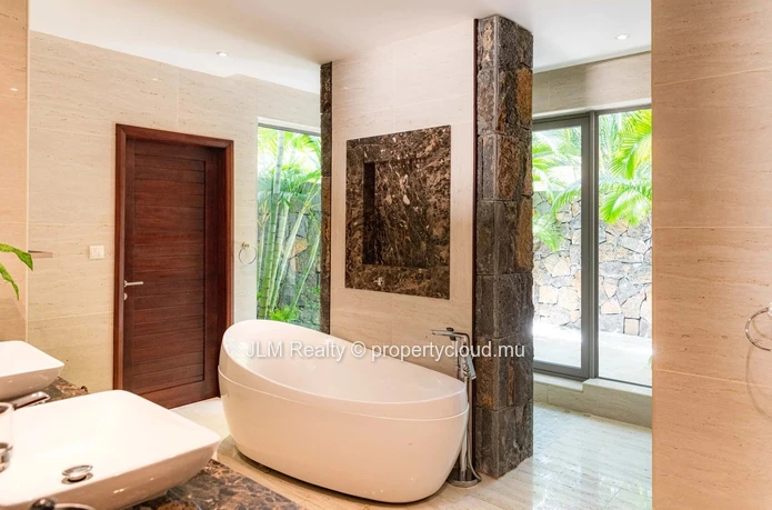 Villa d'Exception de 8 Chambres avec Vue Golf à Vendre sur la Côte Est de l'Île Maurice.